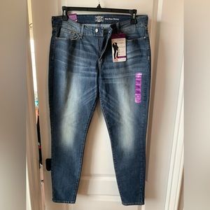 Women’s Signature Levi Strauss simply stretch Jean.  Size 16. NWT